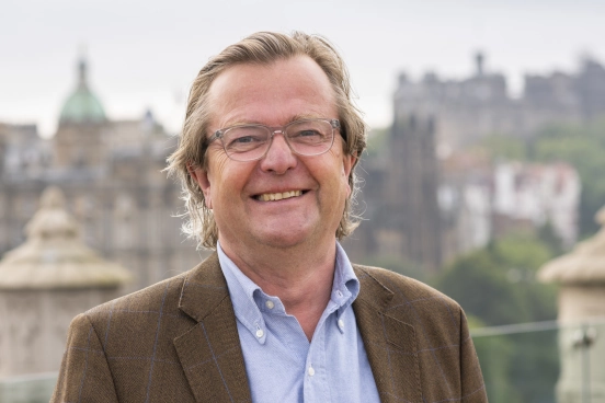 Une photographie de la tête et des épaules de John Waddell 